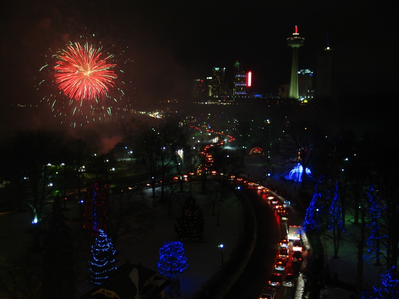 Artificii noaptea in Niagara Falls